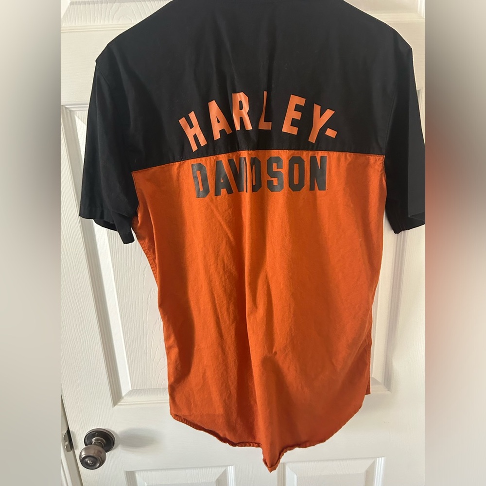 Men’s size medium Harley Davidson Short sleeve button down. Only worn once.
